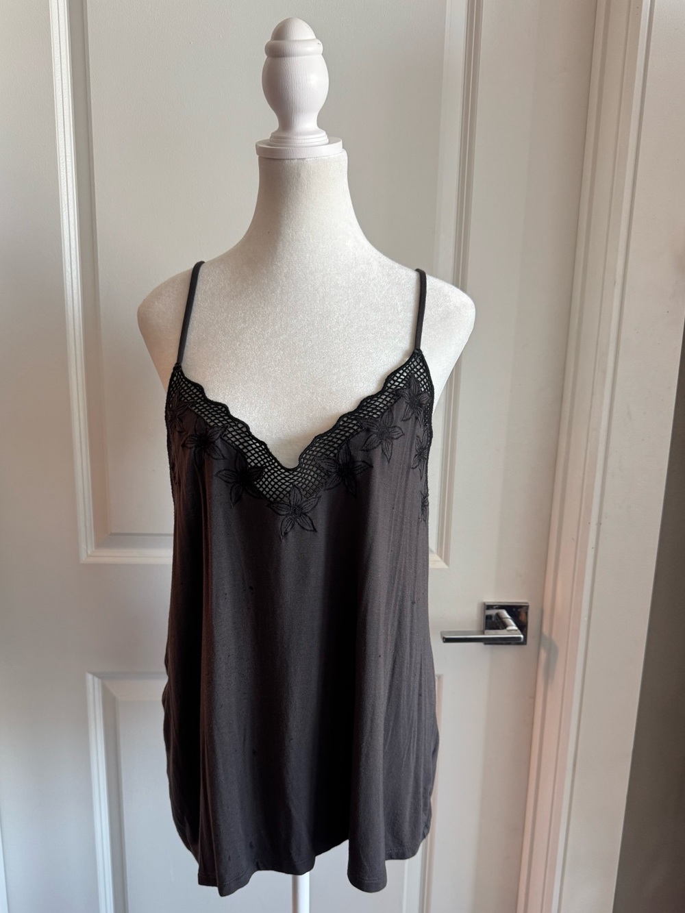 American Eagle Soft & Sexy Dark Grey Floral Crochet Trim Women’s Tank Top Size L